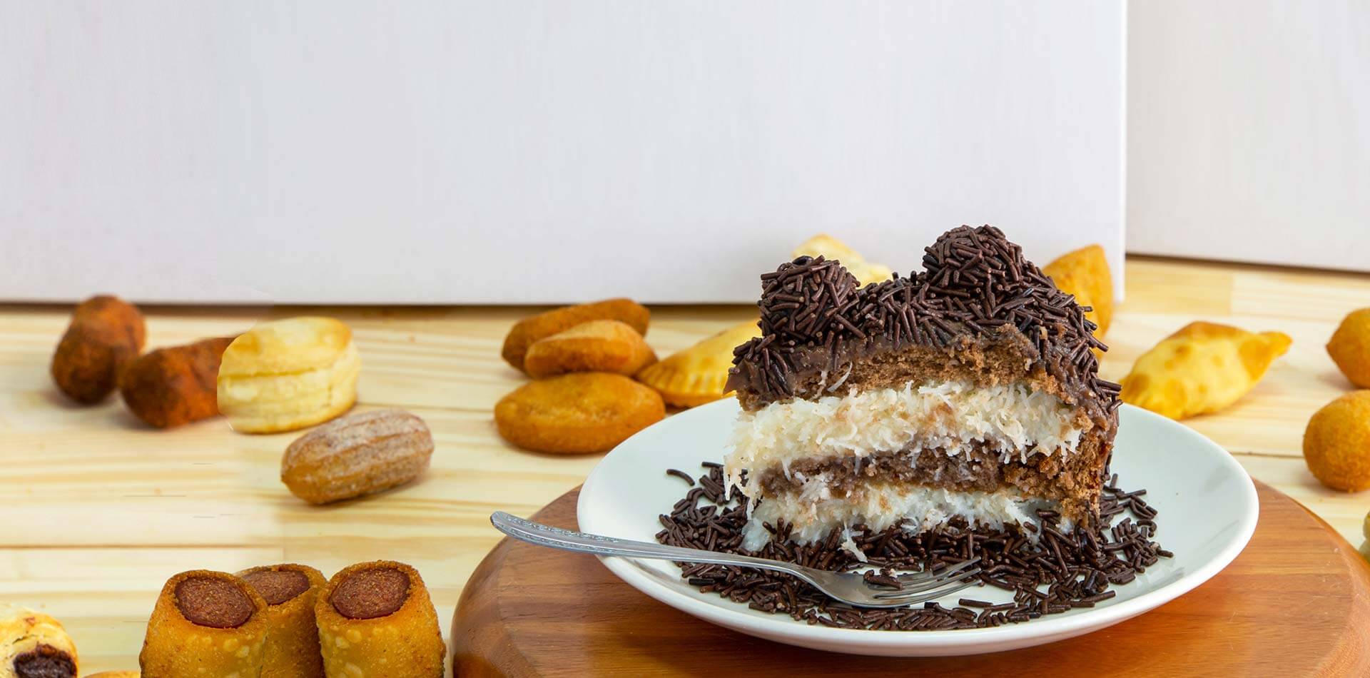 Pedaço de Torta de Brigadeiro da Confeitaria Helena